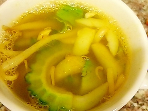 チンゲン菜とゴーヤのトムヤムスープ